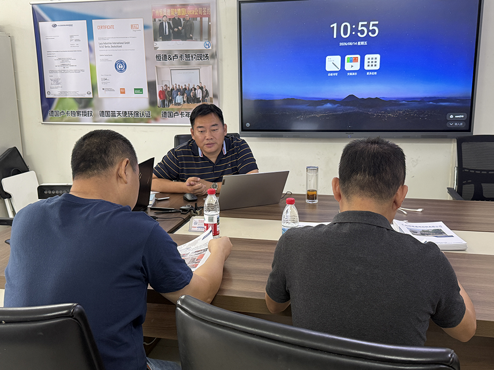 Saudi Arabia project team reviewing HENGDE lightweight block production equipment — factory visit image 2