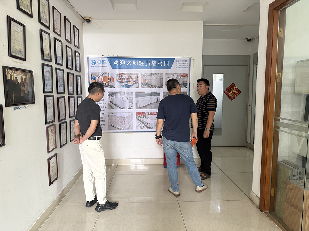 Saudi Arabia project team reviewing HENGDE lightweight block production equipment — factory visit image 3
