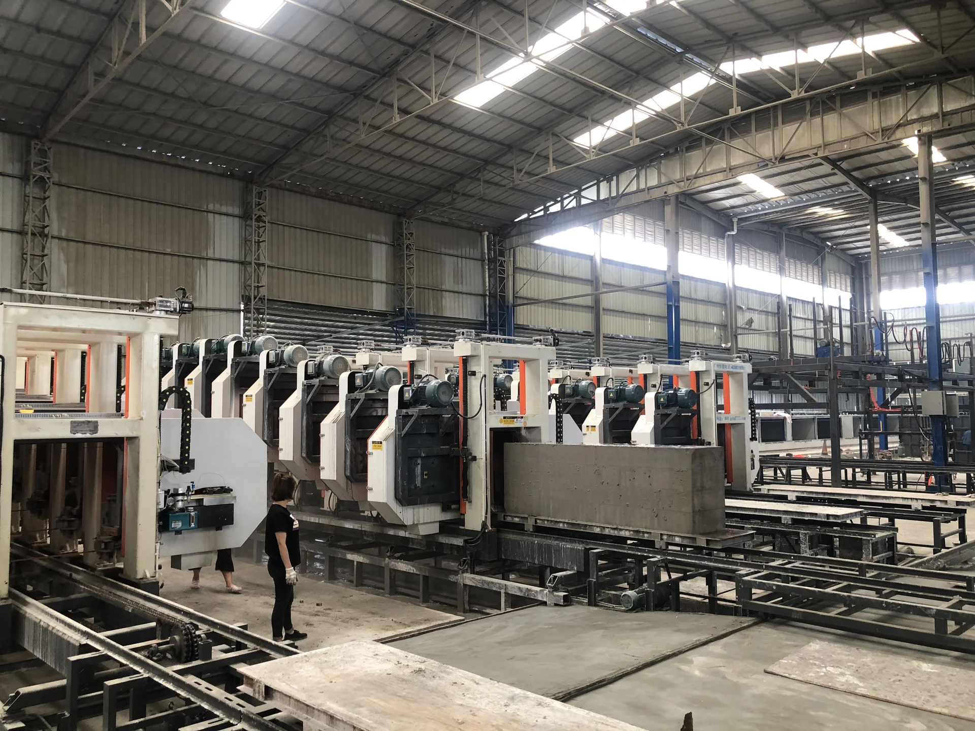 HENGDE nine-station horizontal saw for lightweight block and wall-panel production