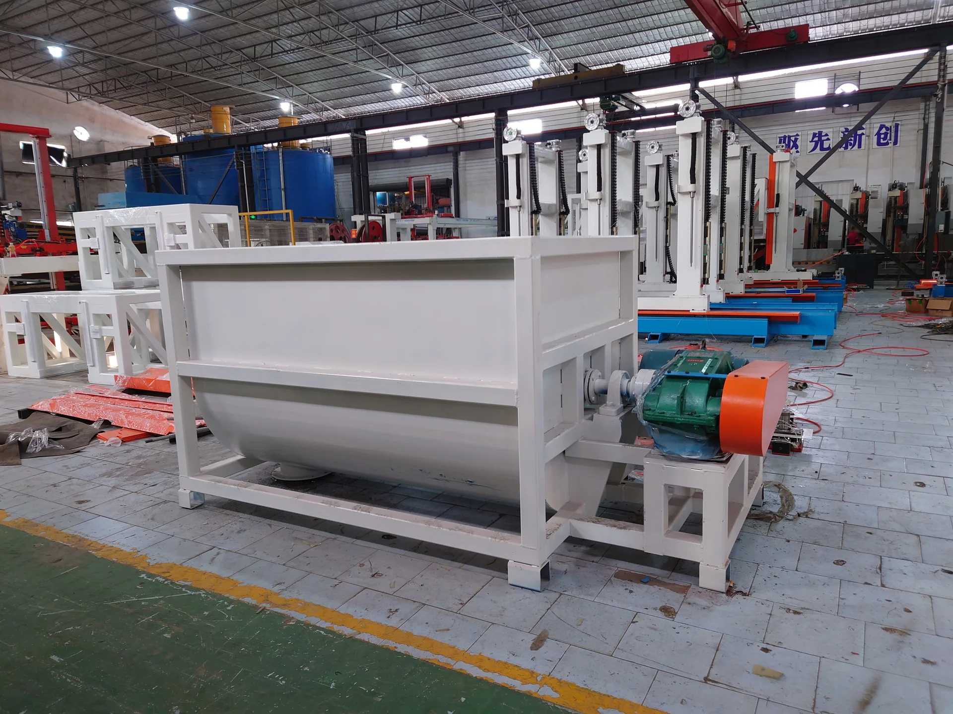 HENGDE powered storage bin for lightweight block and wall-panel production