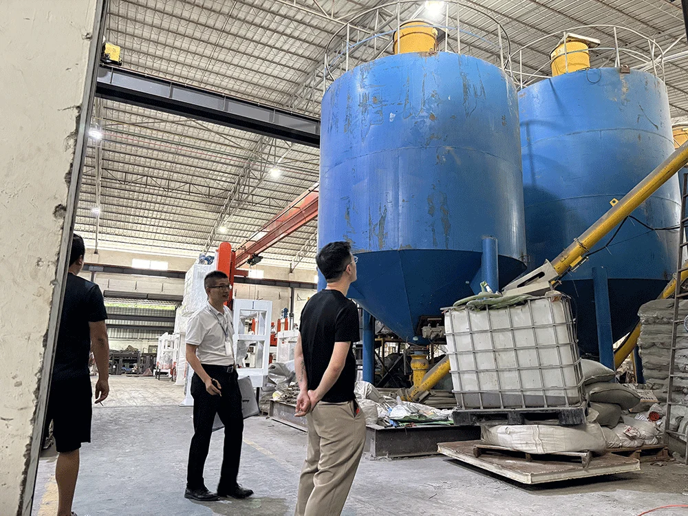 Indonesian customer viewing material storage and mixing equipment at HENGDE