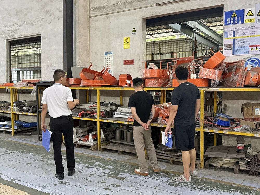 Indonesian customer reviewing lightweight block production equipment in the HENGDE workshop