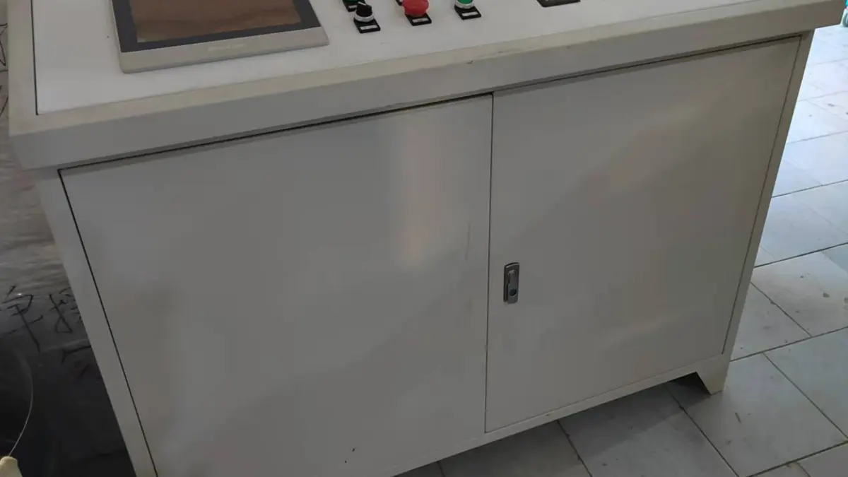 Hengde PLC production control cabinet with operator screen and control buttons