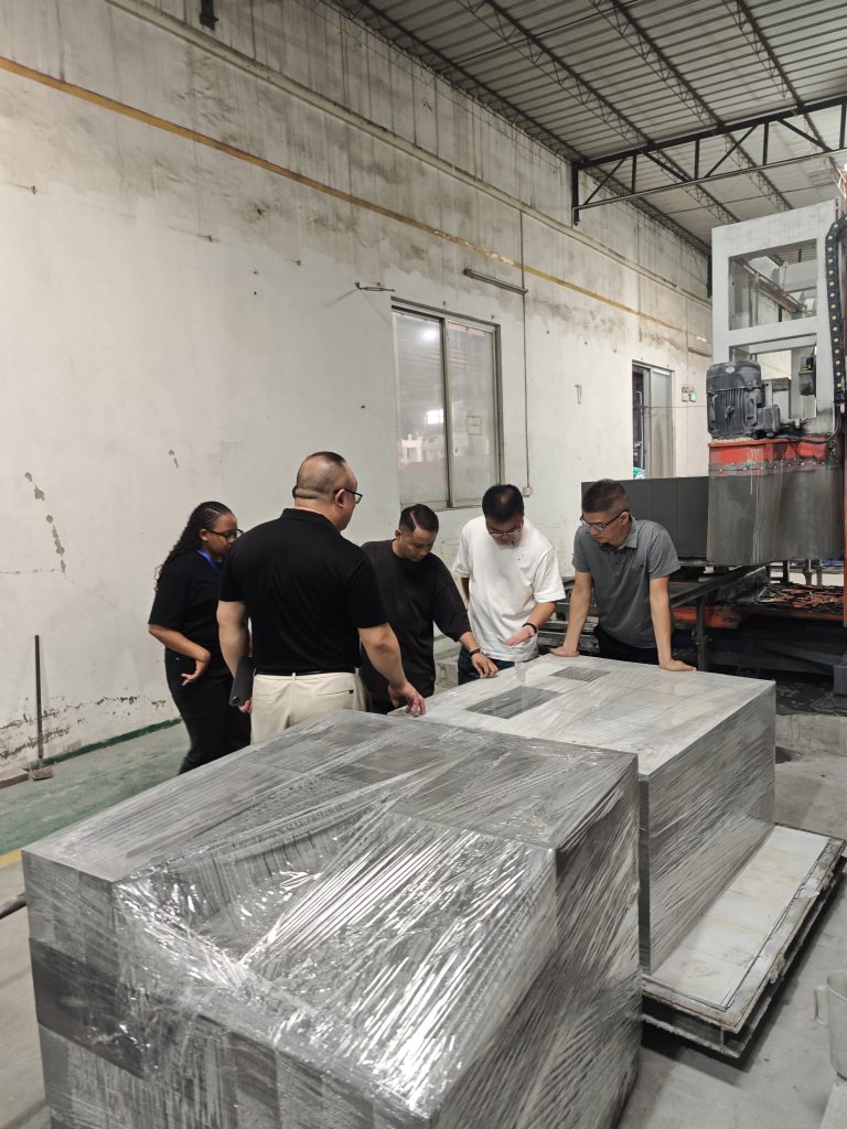 客户在车间近距离查看切割后的材料。