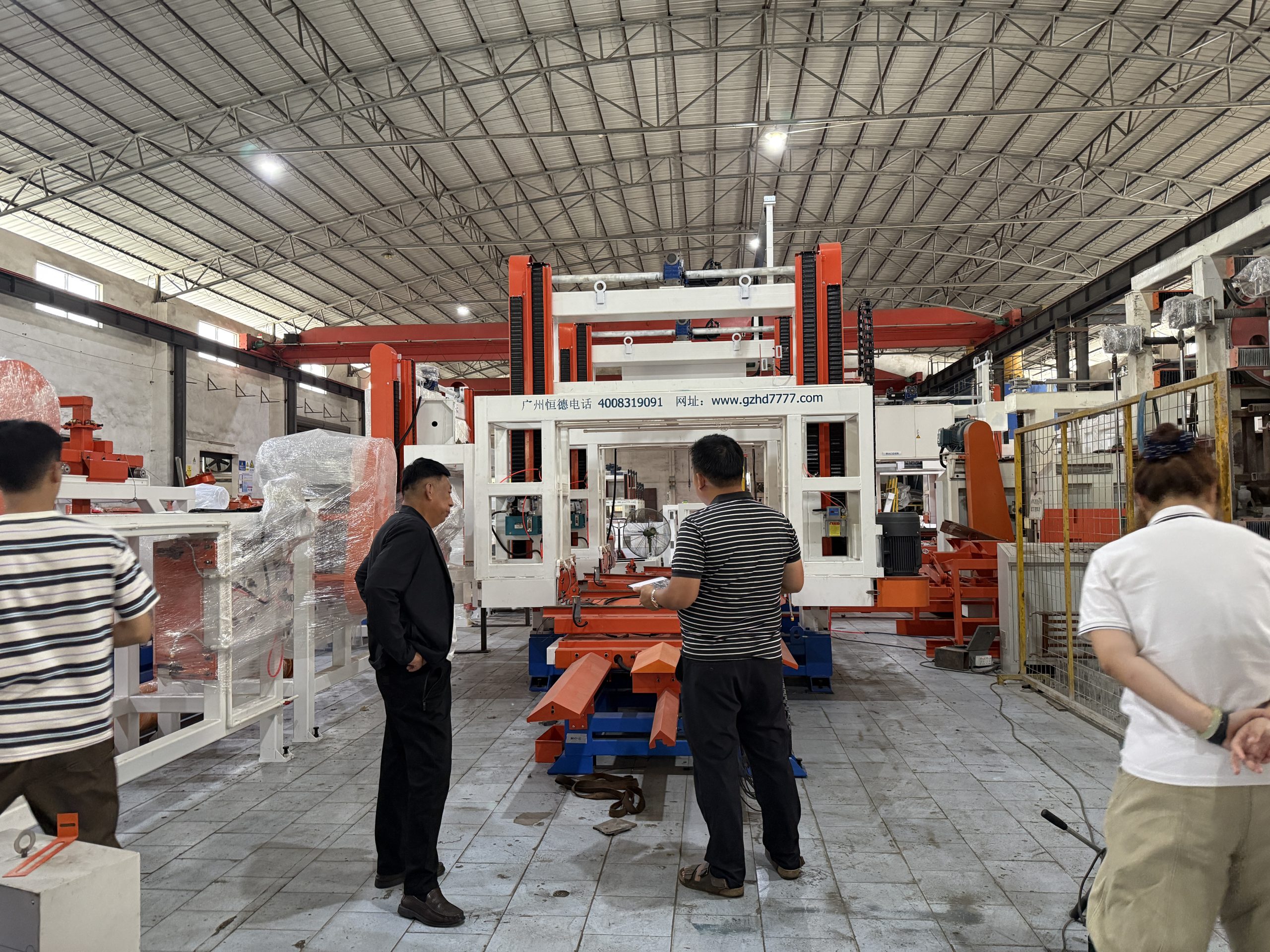 Timor-Leste customers viewing cutting equipment with HENGDE personnel in the workshop.