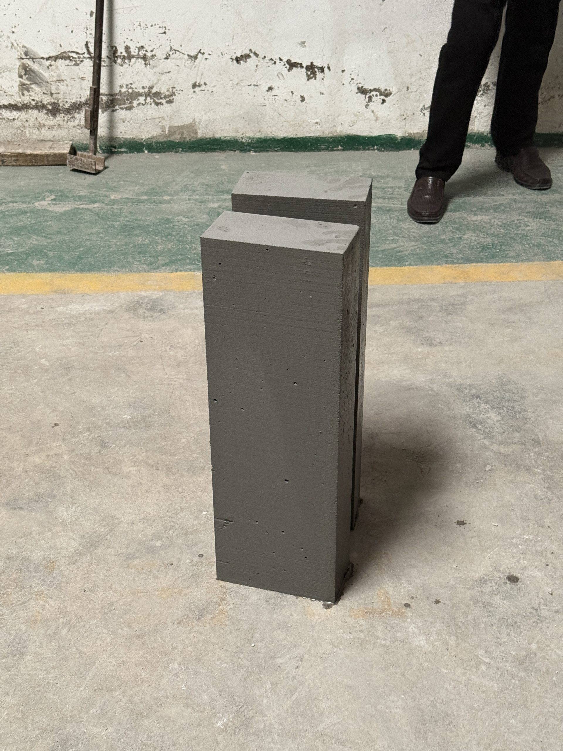 Block samples standing on the floor during the HENGDE customer visit.